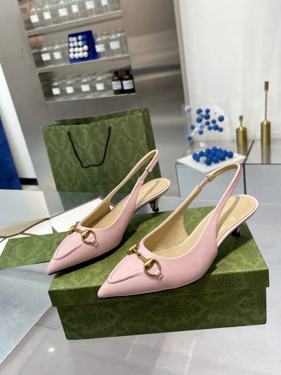 👟👟Ex-factory price 440👟👟 (genuine leather sole +40) Gucci Signoria pumps are named after the central square of Florence, recreating the classic and elegant style of the birthplace of the brand. Combining shiny patent leather with a pointed toe, these shoes are embellished with Gucci's signature chain, adding a stylish edge to your new season wardrobe. Upper: Made of first-layer imported patent cowhide/sheepskin lining. Outsole: rubber non-slip outsole/genuine leather outsole. Size: 35-42 (34/41 42 customized, non-refundable)